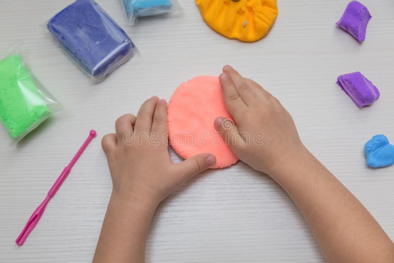 Bebé jugando con plasticina colorida. arcilla casera. arcilla de modelado para niños.