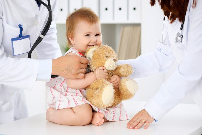 Bebé lindo feliz en el examen de la salud en la oficina del ` s del doctor Concepto de la medicina y de la atención sanitaria fotografía de archivo Bebé lindo feliz en el examen de la salud en la oficina del ` s del doctor Concepto de la medicina y de la atención sanitaria fotografía de archivo