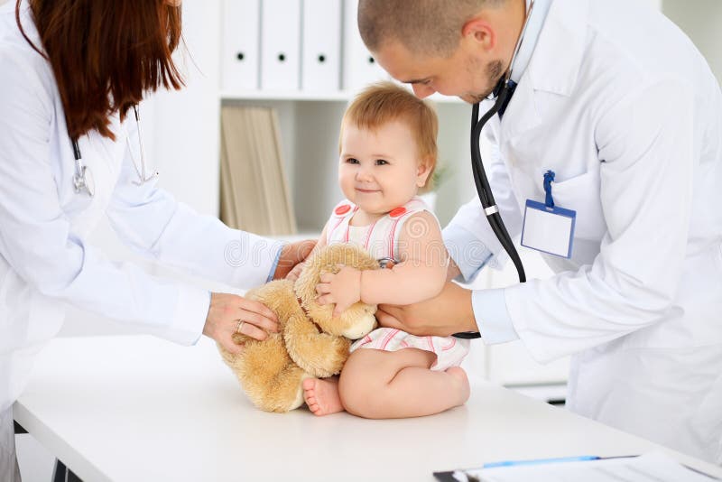 Bebé lindo feliz en el examen de la salud en la oficina del ` s del doctor Concepto de la medicina y de la atención sanitaria imagenes de archivo Bebé lindo feliz en el examen de la salud en la oficina del ` s del doctor Concepto de la medicina y de la atención sanitaria imagenes de archivo