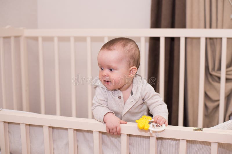 Bebé lindo que juega con el juguete en cama Ni?o reci?n nacido, ni?a que se divierte, el asir y arrastre fotos de archivo libres de regalías Bebé lindo que juega con el juguete en cama Ni?o reci?n nacido, ni?a que se divierte, el asir y arrastre fotos de archivo libres de regalías
