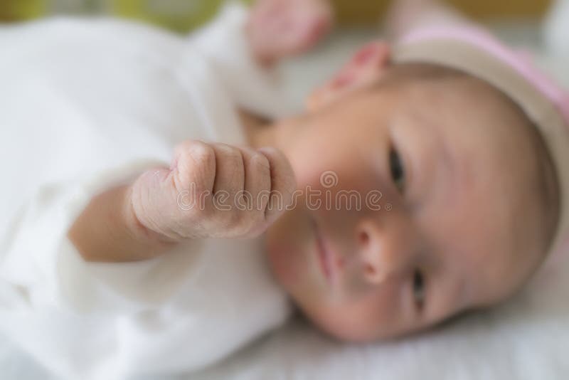 Bebé, mano del primer y fingeres recién nacidos en cama fotografía de archivo libre de regalías Bebé, mano del primer y fingeres recién nacidos en cama fotografía de archivo libre de regalías