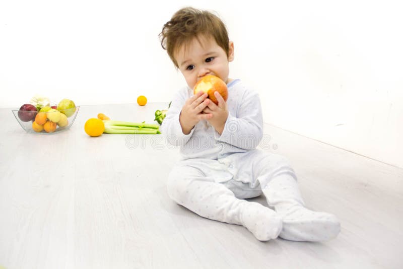 Bebé que come el alimento sano fotos de archivo Bebé que come el alimento sano fotos de archivo