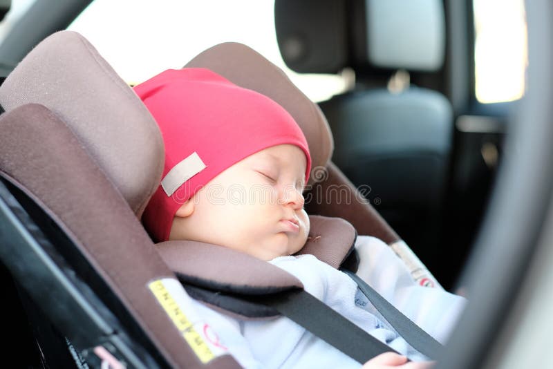 Bebé que duerme en asiento de coche fotografía de archivo libre de regalías Bebé que duerme en asiento de coche fotografía de archivo libre de regalías