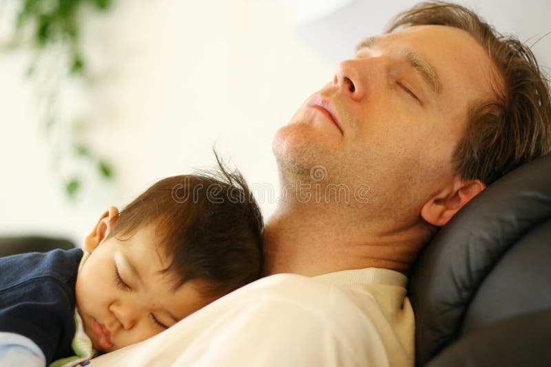 Bebé que duerme en el pecho del papá foto de archivo libre de regalías Bebé que duerme en el pecho del papá foto de archivo libre de regalías
