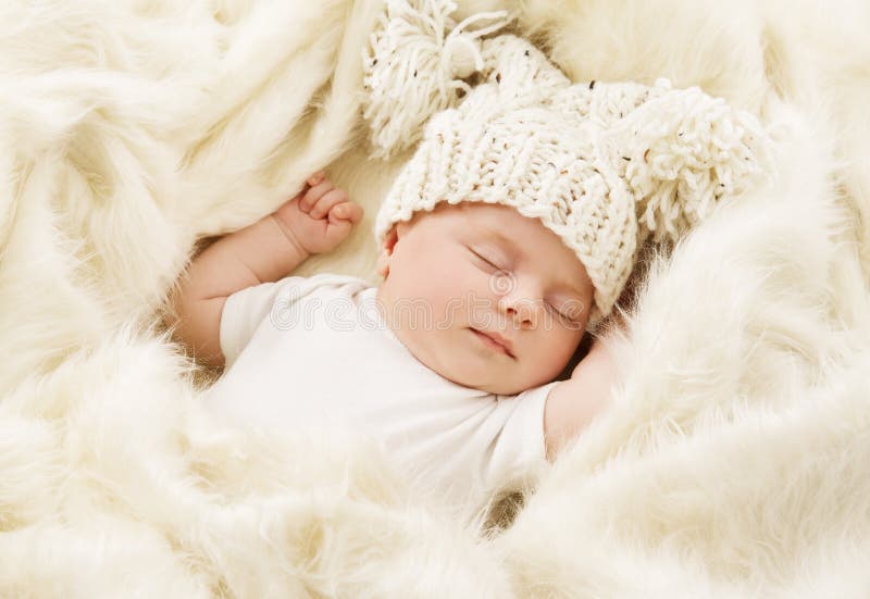Bebé que duerme, sueño recién nacido del niño en el sombrero, muchacha recién nacida