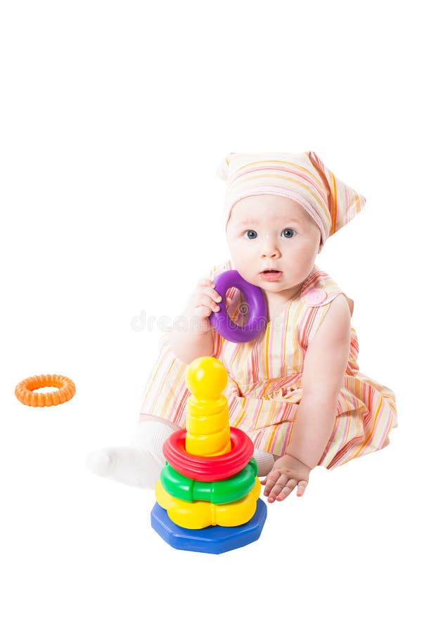 Bebé que joga com construção da pirâmide do brinquedo dos anéis isolados foto de stock Bebé que joga com construção da pirâmide do brinquedo dos anéis isolados foto de stock