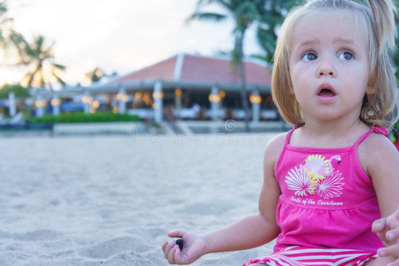 Bebé que joga na praia Abriu sua boca na surpresa foto de stock Bebé que joga na praia Abriu sua boca na surpresa foto de stock