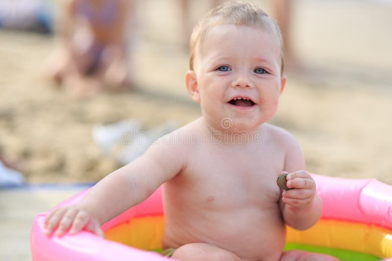 Bebé que juega en la playa arenosa imágenes de archivo libres de regalías Bebé que juega en la playa arenosa imágenes de archivo libres de regalías