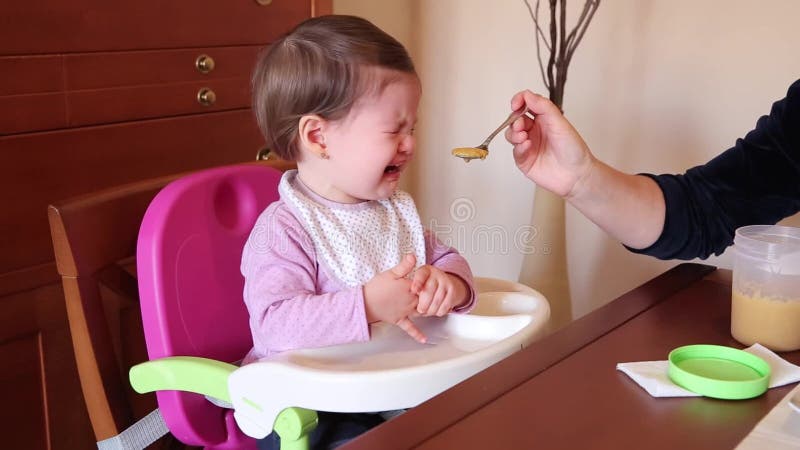 Bebé que llora con la comida de cuchara almacen de video