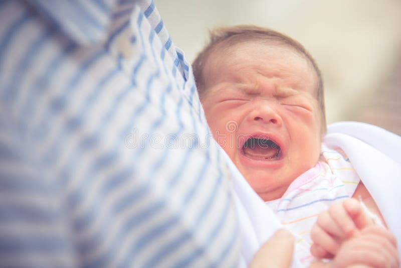 Bebé que llora en abrazo de la madre Concep sano recién nacido e infantil fotografía de archivo Bebé que llora en abrazo de la madre Concep sano recién nacido e infantil fotografía de archivo