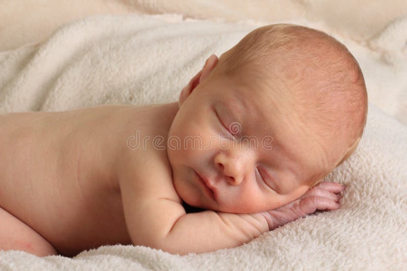 Bebé recién nacido imagen de archivo. Imagen de amarillo - 21509403