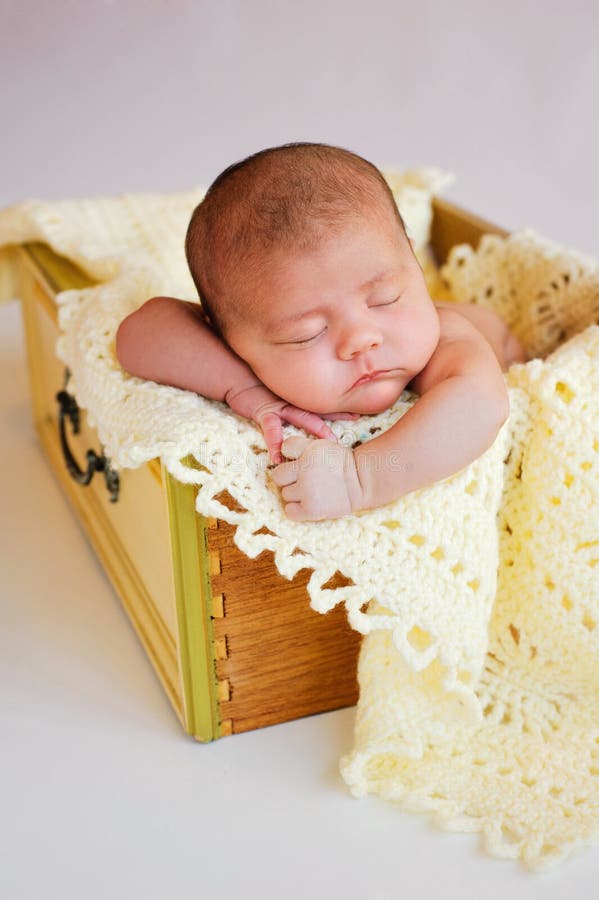 Bebé recién nacido que duerme en cajón amarillo imagen de archivo Bebé recién nacido que duerme en cajón amarillo imagen de archivo