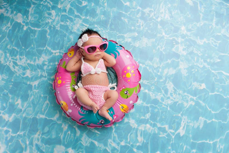 Bebé recién nacido que lleva un bikini y las gafas de sol