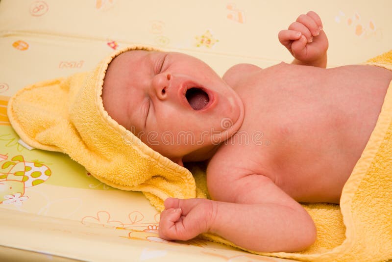 Bebé recém-nascido que boceja imagens de stock Bebé recém-nascido que boceja imagens de stock