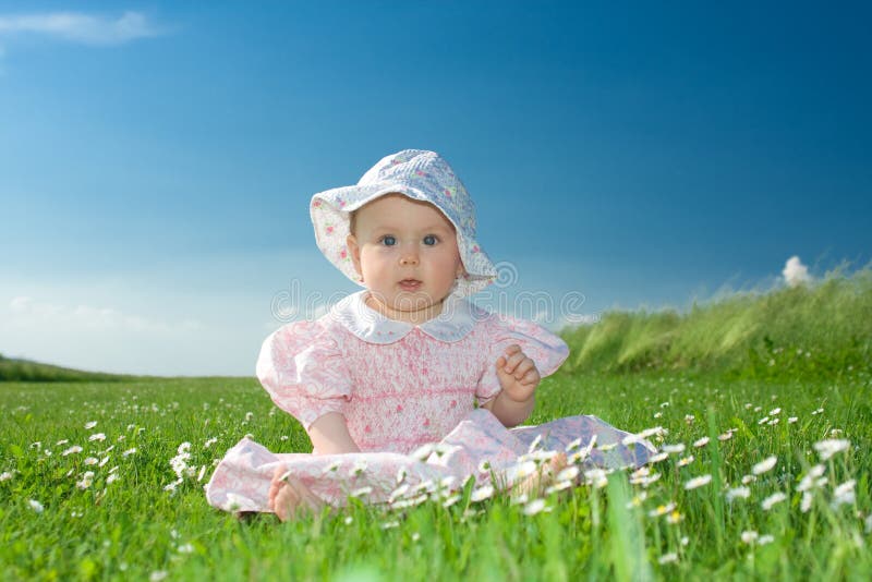 Bebé sentado en campo florido