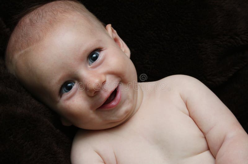 Bebé sonriente observado grande dulce fotografía de archivo Bebé sonriente observado grande dulce fotografía de archivo