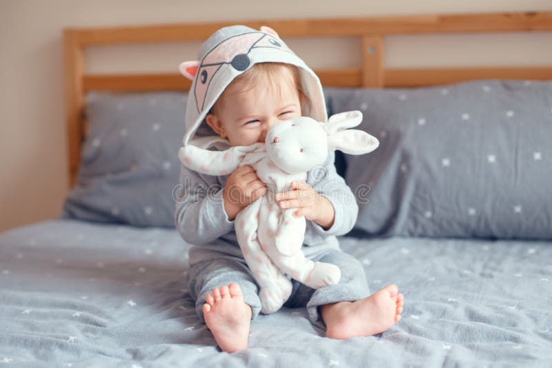Bebé sonriente rubio caucásico adorable lindo con los ojos azules foto de archivo libre de regalías