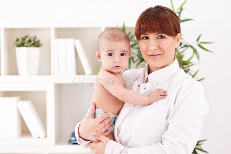 Bebé y pediatra del doctor imágenes de archivo libres de regalías Bebé y pediatra del doctor imágenes de archivo libres de regalías