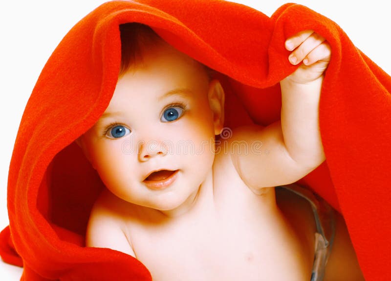 Bebé y toalla lindos