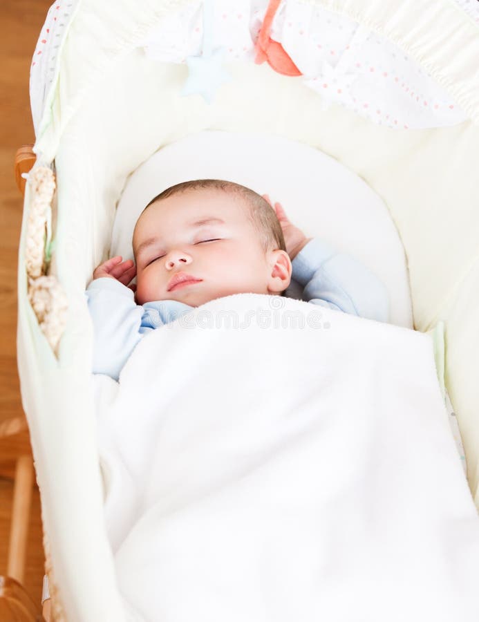 Bebê adorável que dorme em seu berço imagens de stock Bebê adorável que dorme em seu berço imagens de stock