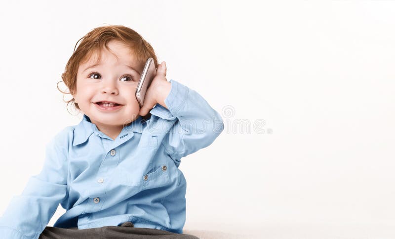 Bebê adorável que fala no telefone celular fotos de stock Bebê adorável que fala no telefone celular fotos de stock