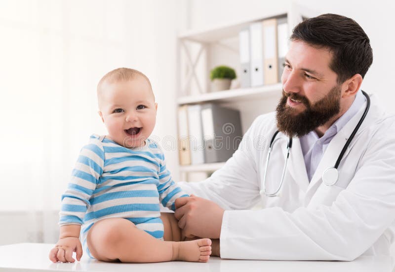 Bebê adorável que senta-se com o doutor na clínica imagem de stock Bebê adorável que senta-se com o doutor na clínica imagem de stock