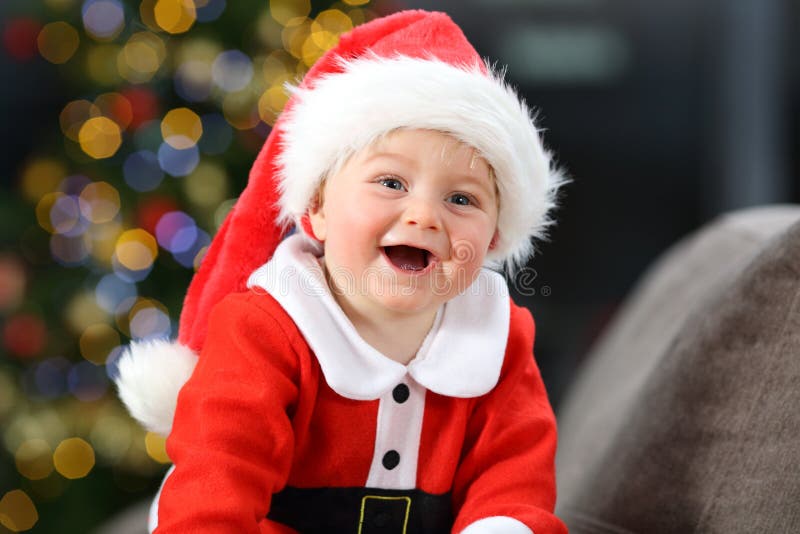 Bebê alegre vestido como Papai Noel no Natal imagens de stock Bebê alegre vestido como Papai Noel no Natal imagens de stock