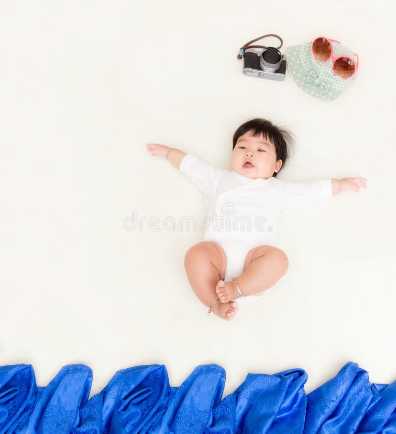 Bebê asiático adorável feliz na cobertura com conceito do verão fotografia de stock Bebê asiático adorável feliz na cobertura com conceito do verão fotografia de stock