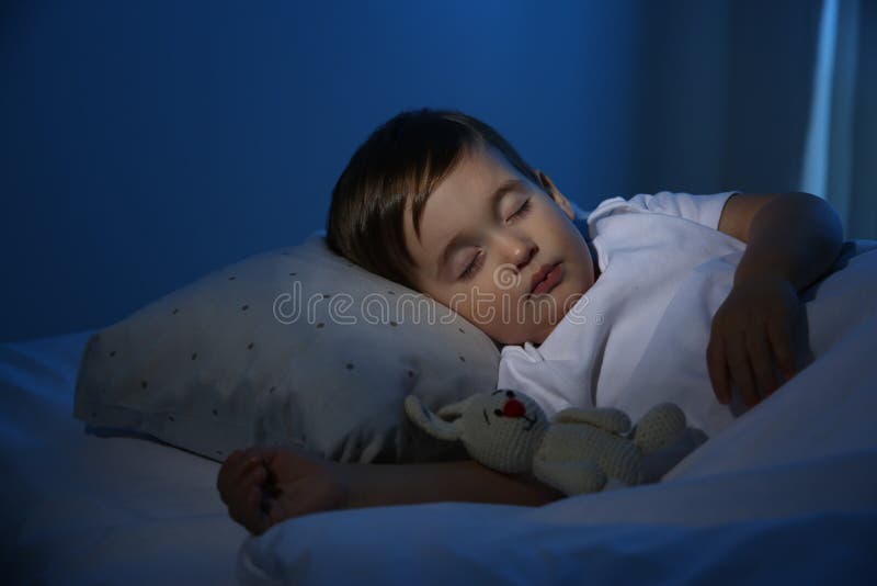 Bebê bonitinho dormindo com brinquedo em casa. hora de dormir imagens de stock