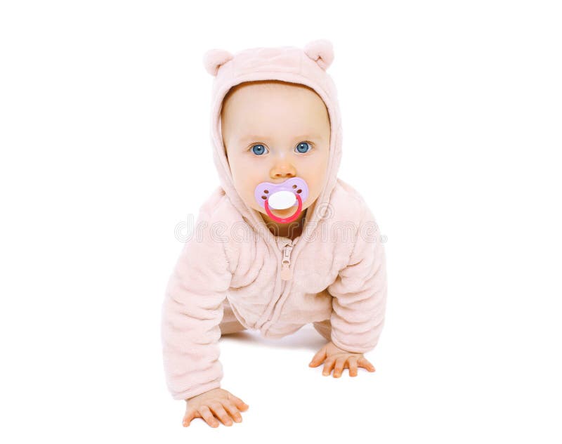 Bebê bonito com rastejamentos da chupeta fotografia de stock Bebê bonito com rastejamentos da chupeta fotografia de stock