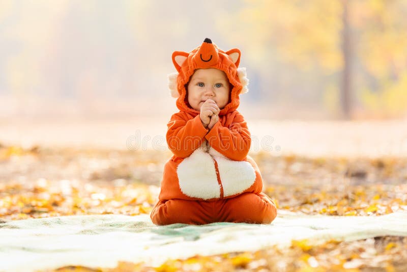 Bebê bonito vestido no traje da raposa imagens de stock Bebê bonito vestido no traje da raposa imagens de stock