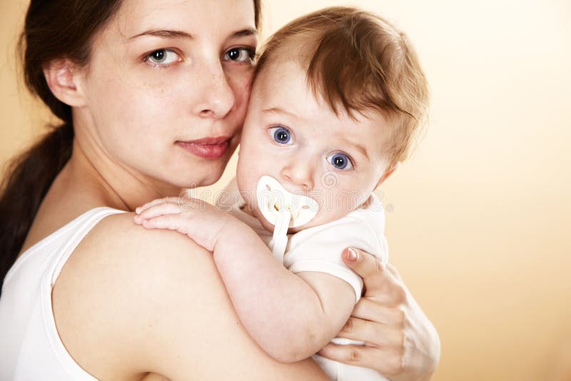 Bebê com o pacifier no braço da matriz imagens de stock Bebê com o pacifier no braço da matriz imagens de stock