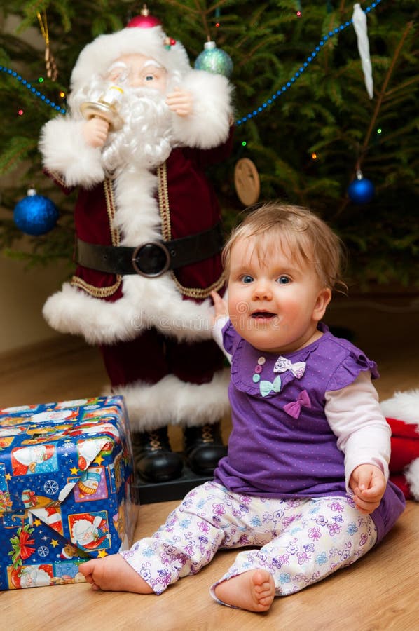 Bebê com presente de Natal foto de stock Bebê com presente de Natal foto de stock