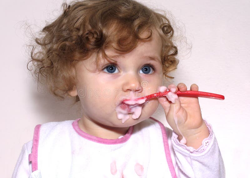 Bebê com uma colher Bebê com uma colher
