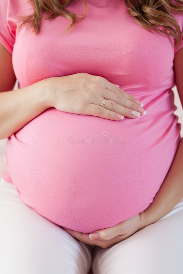 Bebê de espera, barriga do ` s da mamãe fotografia de stock royalty free Bebê de espera, barriga do ` s da mamãe fotografia de stock royalty free