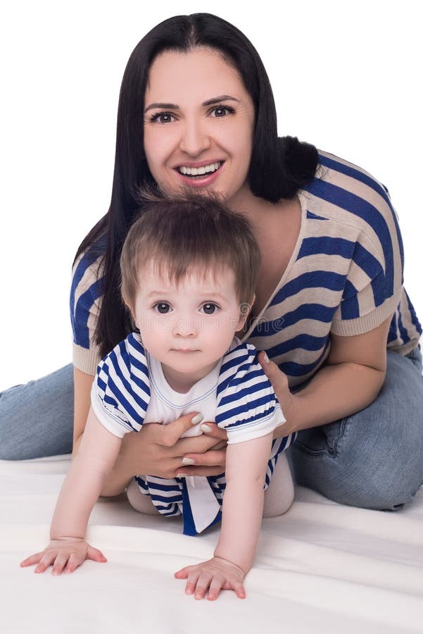 Bebê de rastejamento com a mãe que joga no assoalho, isolado fotografia de stock royalty free Bebê de rastejamento com a mãe que joga no assoalho, isolado fotografia de stock royalty free