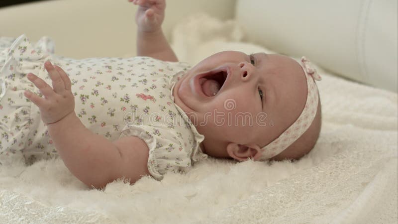 Bebê de rastejamento na cama em sua sala fotos de stock Bebê de rastejamento na cama em sua sala fotos de stock