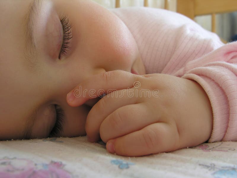 Bebê de sono com mão 2 fotografia de stock royalty free Bebê de sono com mão 2 fotografia de stock royalty free