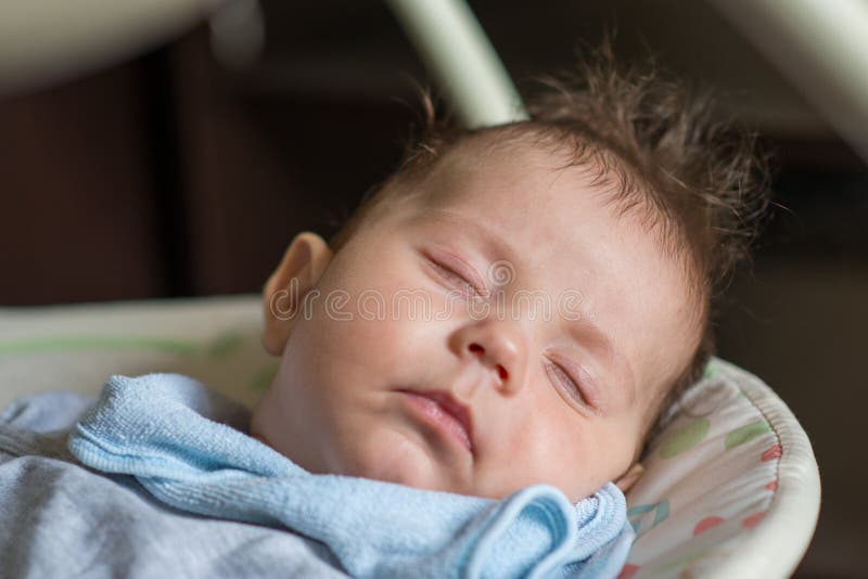 Bebê de sono na cadeira elétrica automática e em sugar do balanço o bebê recém-nascido do thumbCute esquerdo, dormindo em um bala fotos de stock Bebê de sono na cadeira elétrica automática e em sugar do balanço o bebê recém-nascido do thumbCute esquerdo, dormindo em um bala fotos de stock