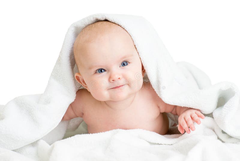 Bebê de sorriso bonito que encontra-se sob a toalha em seguida foto de stock royalty free Bebê de sorriso bonito que encontra-se sob a toalha em seguida foto de stock royalty free