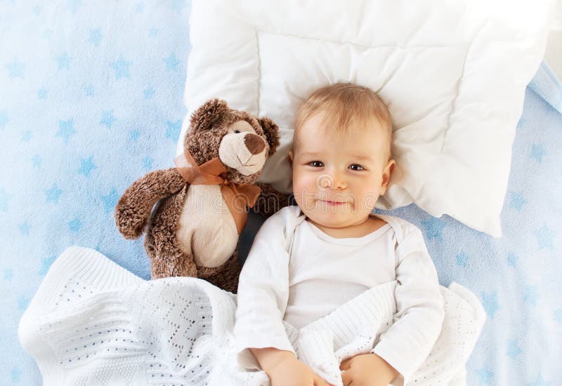 Bebê do bebê de um ano com um urso de peluche fotos de stock Bebê do bebê de um ano com um urso de peluche fotos de stock