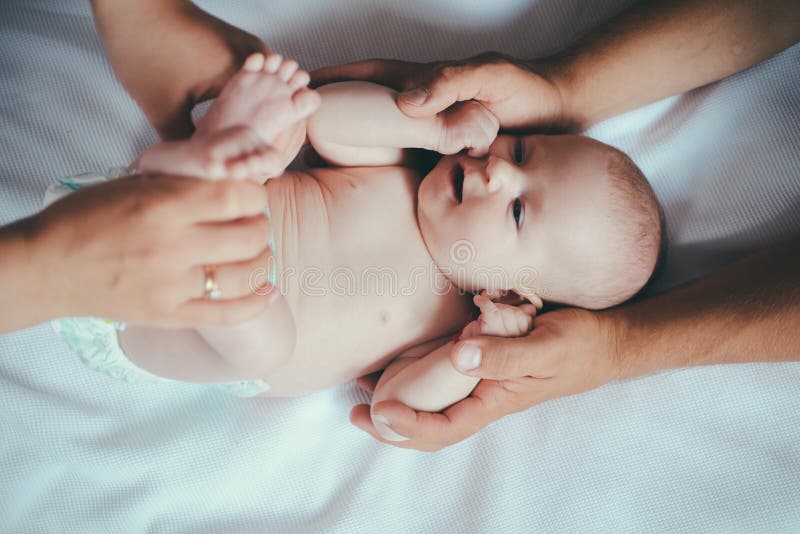 Bebê e médico de família recém-nascidos Doutor e paciente recém-nascido Bebê ou cuidado dado menino da massagem e do corpo Amor d foto de stock royalty free Bebê e médico de família recém-nascidos Doutor e paciente recém-nascido Bebê ou cuidado dado menino da massagem e do corpo Amor d foto de stock royalty free
