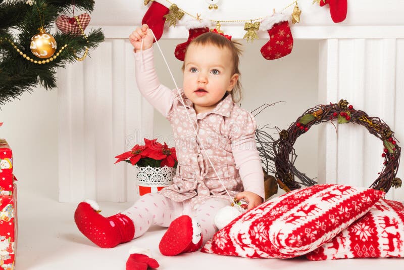 Bebê em decorações do Natal foto de stock royalty free Bebê em decorações do Natal foto de stock royalty free
