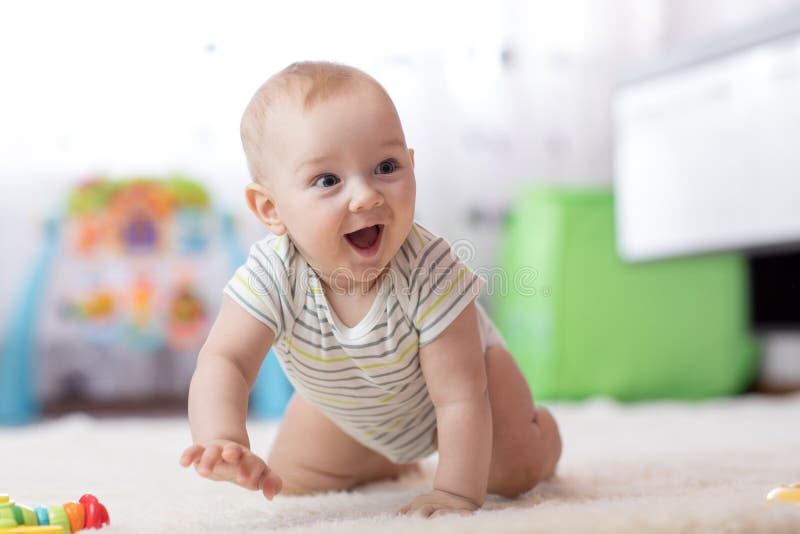 Bebê engraçado de rastejamento dentro em casa fotos de stock Bebê engraçado de rastejamento dentro em casa fotos de stock