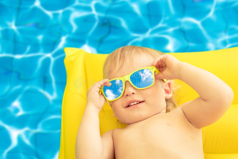 Bebê engraçado em férias de verão imagem de stock Bebê engraçado em férias de verão imagem de stock