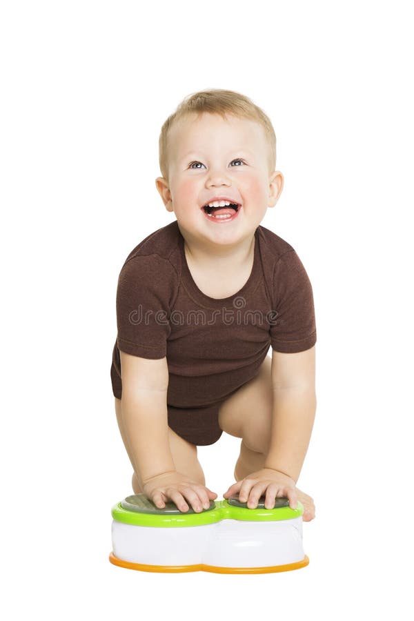 Bebê feliz do rapaz pequeno que rasteja e que olha acima SMI fotos de stock royalty free Bebê feliz do rapaz pequeno que rasteja e que olha acima SMI fotos de stock royalty free