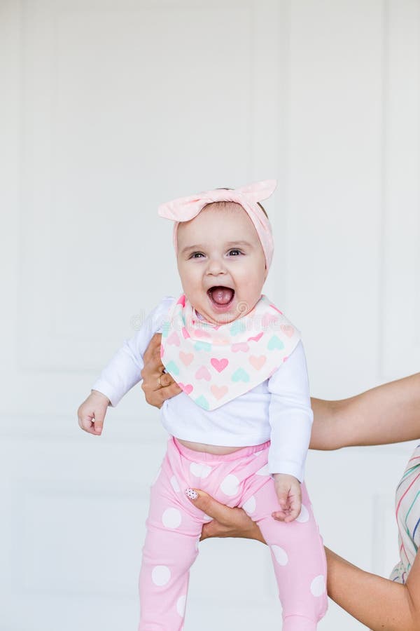 Bebê infantil feliz que está sendo sustentado no ar por seu pai Bebê bonito de sorriso 6 meses velho imagens de stock royalty free Bebê infantil feliz que está sendo sustentado no ar por seu pai Bebê bonito de sorriso 6 meses velho imagens de stock royalty free