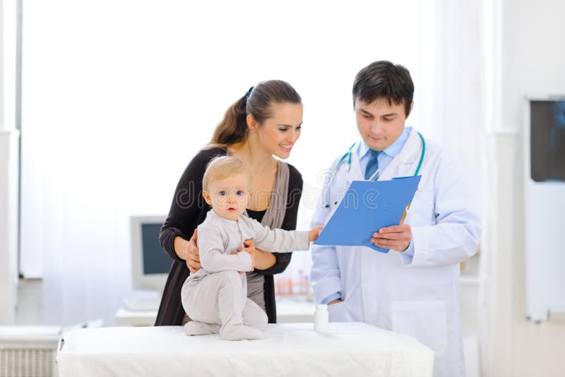 Bebê interessado na examinação do doutor pediatra