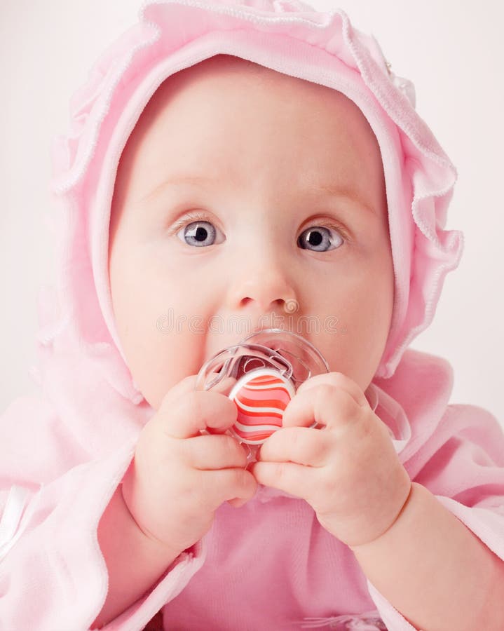 Bebé pequeno com uma chupeta foto de stock royalty free
