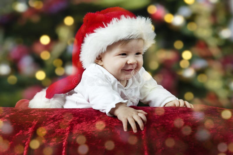 Bebê pequeno de Santa com chapéu do Natal